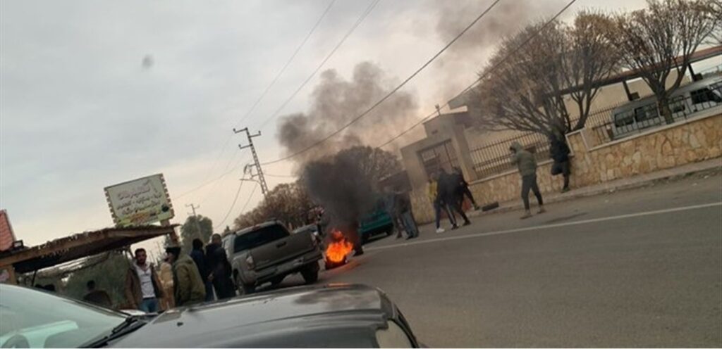 A Lebanese town cuts the way to prevent fuel smuggling to Syria (photos)