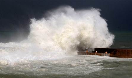 In the picture .. Watch what happened in "The Sea of ​​Lebanon"