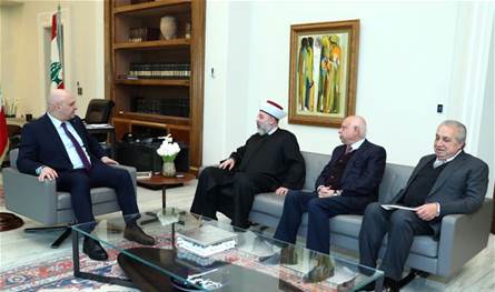 The Mufti Al -Rifai gave President Aoun an invitation to attend the breakfast of Dar Al -Fatwa