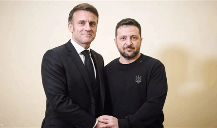 After the intense meeting in the White House, Macron stands in the Zelensky row