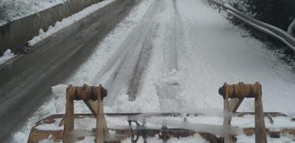 Lebanon today »Because of the thickness of the snow … the bulldozers opens a Vindeq road