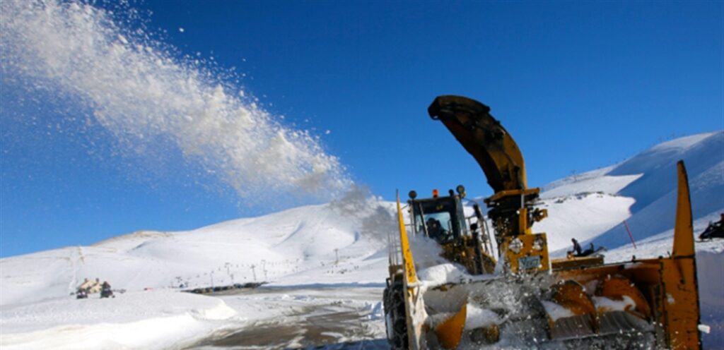 Opening mountain roads and salt spray to dissolve the ice