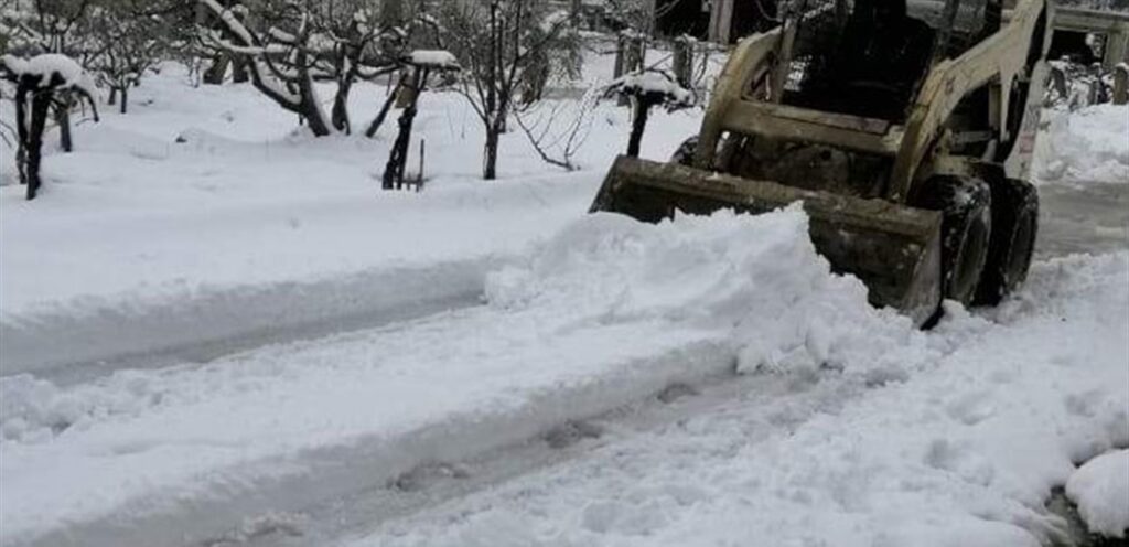 Snow immerses the highlands