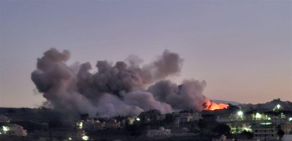 The Israeli army explodes homes inside a border town